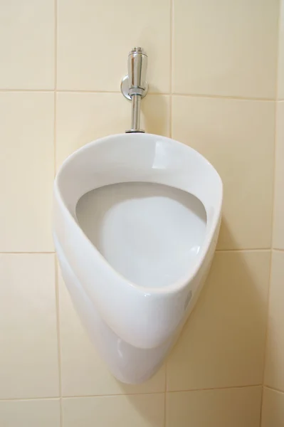 Urinal branco, mijo na parede — Fotografia de Stock