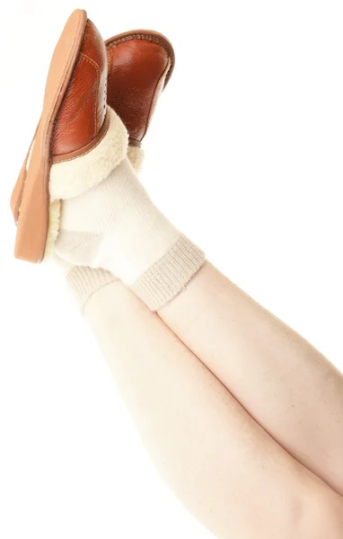Pantofole e calzini marroni sul piede - relax - isolati — Foto Stock