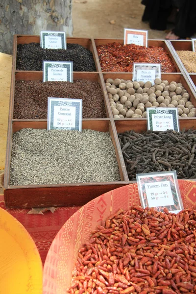 Herbes et épices sur un marché en France — Photo