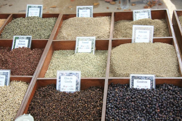 Hierbas y especias en un mercado en Francia — Foto de Stock