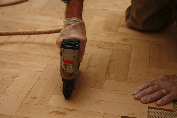 Укладання дерев'яної паркетної підлоги — стокове фото