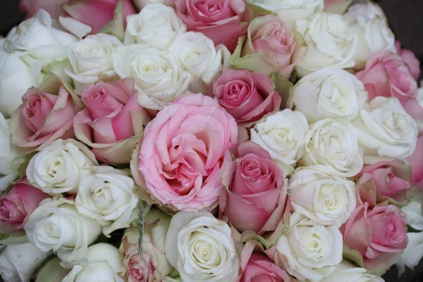 Roze en witte bruiloft boeket — Stockfoto
