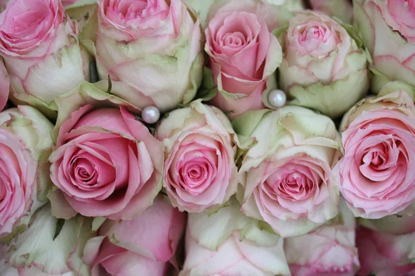 Жемчуг и розы: свадебный букет — стоковое фото