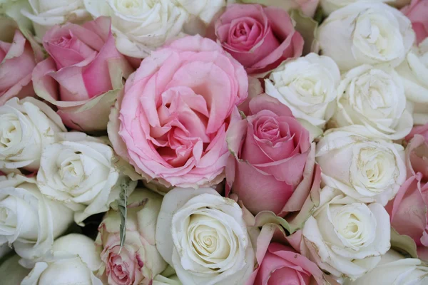 在优雅的新娘花束的白色和粉红色玫瑰 — 图库照片