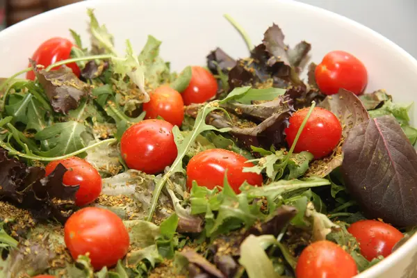 Verse groene salade met tomaten — Stockfoto