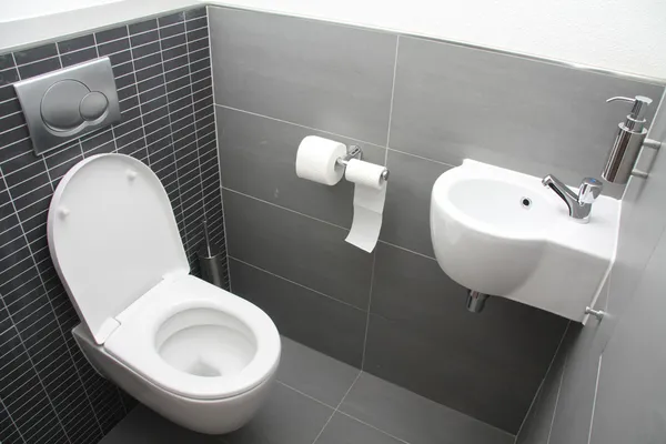 Toilet in schaduwen van grijs Stockfoto
