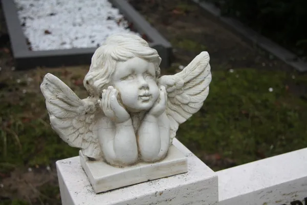Anjo da guarda ornamento sepultura — Fotografia de Stock