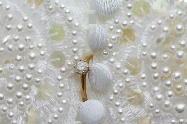 Anello di fidanzamento solitario diamante su un abito da sposa — Foto Stock