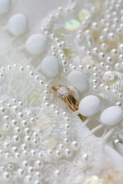 Diamant solitaire engagemnt ring en bruiloft band op een bruiloft d — Stockfoto