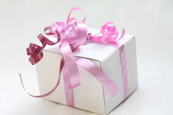 Witte doos geschenk met linten — Stockfoto