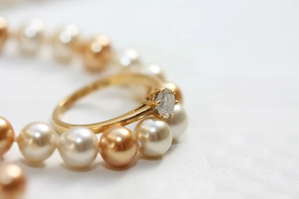 Bague solitaire diamant sur perles — Photo