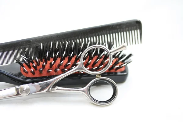 Herramientas de peluquería - cepillo, peine y un par de tijeras —  Fotos de Stock