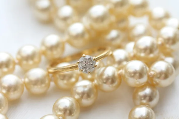 接龙钻石戒指上的珍珠 — 图库照片