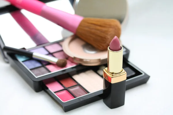 Rosa Lippenstift und Make-up Palette — Stockfoto