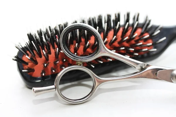 Herramientas de peluquería - cepillo y un par de tijeras —  Fotos de Stock