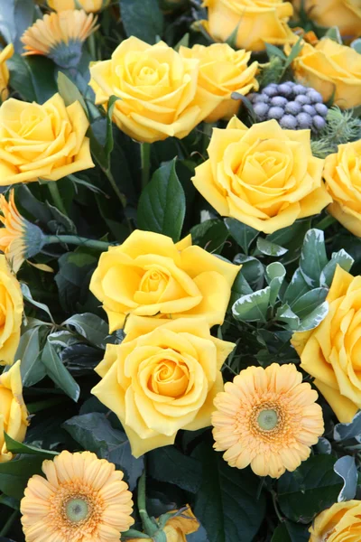 Arranjo floral amarelo — Fotografia de Stock