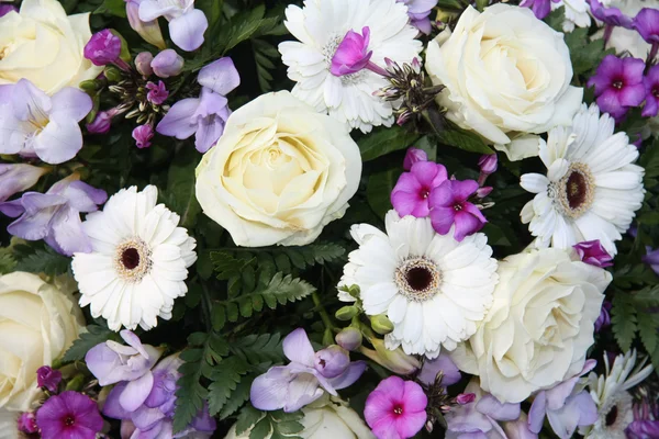 Arranjo de flores roxas e brancas — Fotografia de Stock