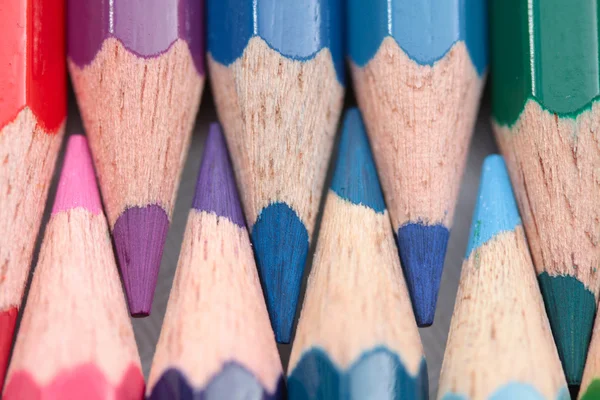 Lápices de colores azul, rosa y púrpura — Foto de Stock