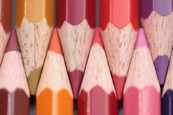 Lápices de colores rosa, rojo y marrón — Foto de Stock