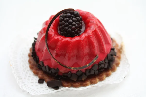 Červený koláč s čokoládou a ostružiní dekorace — Stock fotografie