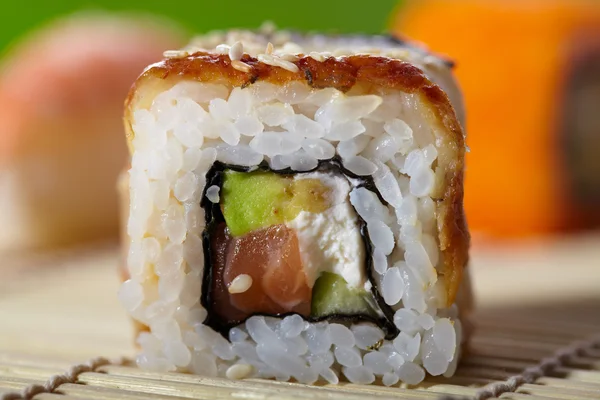 Ázsiai Lazackaviáros sushi tekercs — Stock Fotó