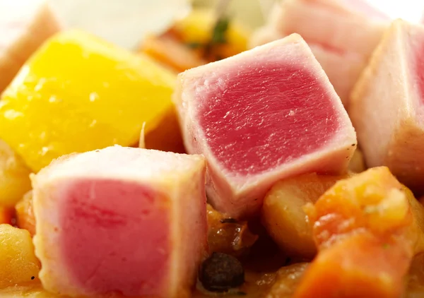 Thunfisch mit sautiertem Gemüse — Stockfoto