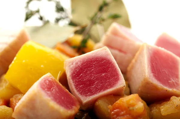 Thunfisch mit sautiertem Gemüse — Stockfoto