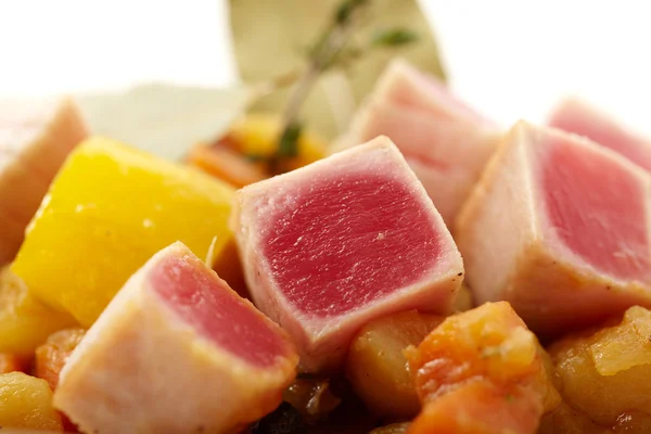 Tuna with sauteed vegetables — Stock Photo, Image