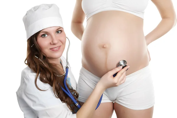 Doktor s těhotnou ženou — Stock fotografie