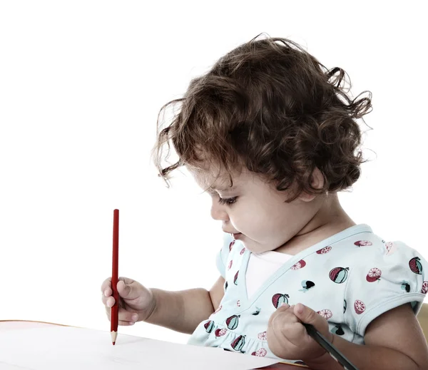 Маленькая девочка с цветными карандашами — стоковое фото