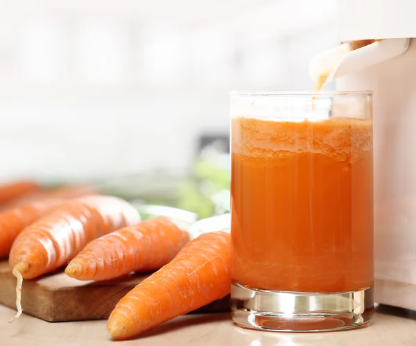 果汁榨汁机和胡萝卜汁 — 图库照片