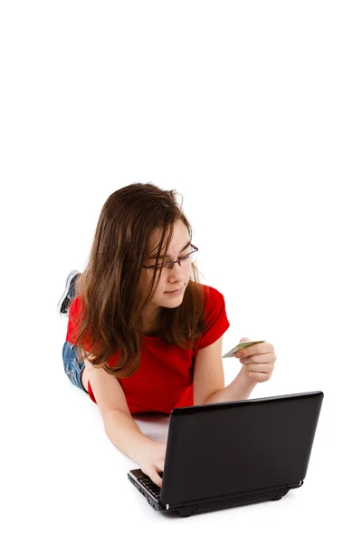 Дівчина використовує комп'ютер вдома — стокове фото