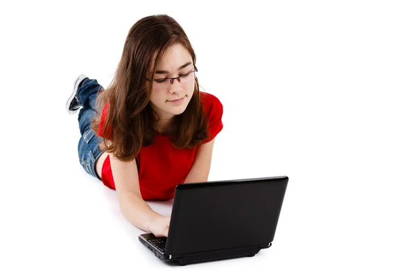 Κορίτσι που χρησιμοποιούν τον υπολογιστή στο σπίτι — Φωτογραφία Αρχείου