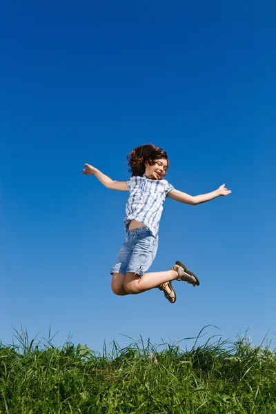 Dziewczynie skaczącej odkryty — Zdjęcie stockowe