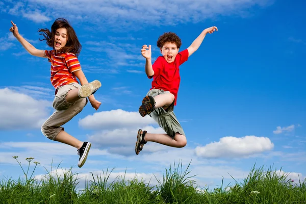 Kız Oğlan Atlıyor Mavi Gökyüzüne Doğru Koşuyorlar — Stok fotoğraf