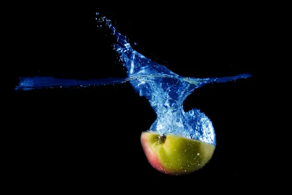 Pomme éclaboussures sur fond noir — Photo