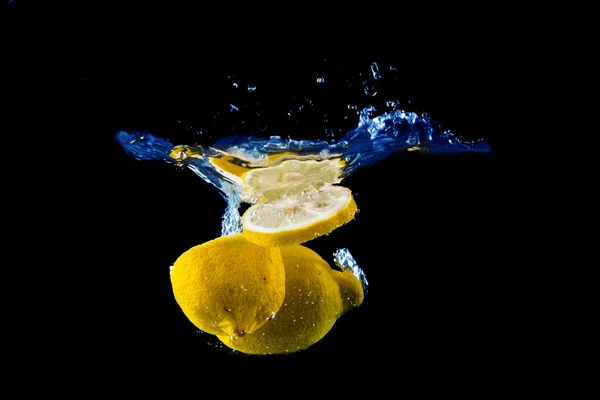 Лимонный всплеск на черном фоне — стоковое фото
