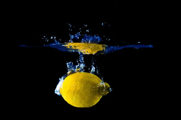 Splash citron na černém pozadí — Stock fotografie
