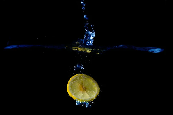Éclaboussure de citron sur fond noir — Photo