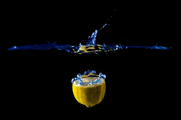Splash του λεμονιού στο μαύρο φόντο — Φωτογραφία Αρχείου