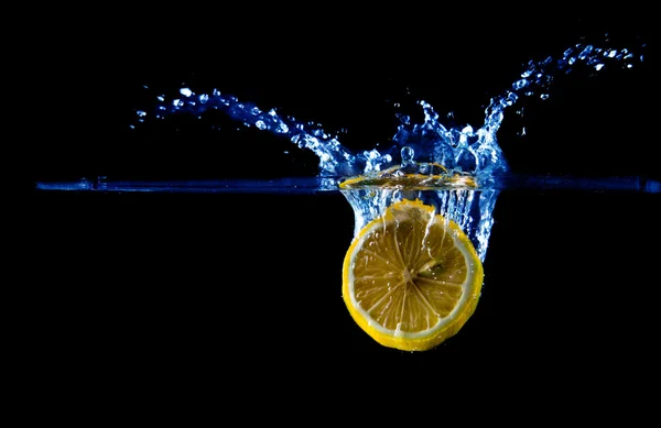 Lemon splash pada latar belakang hitam — Stok Foto
