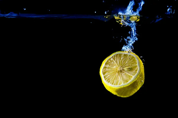 Éclaboussure de citron sur fond noir — Photo