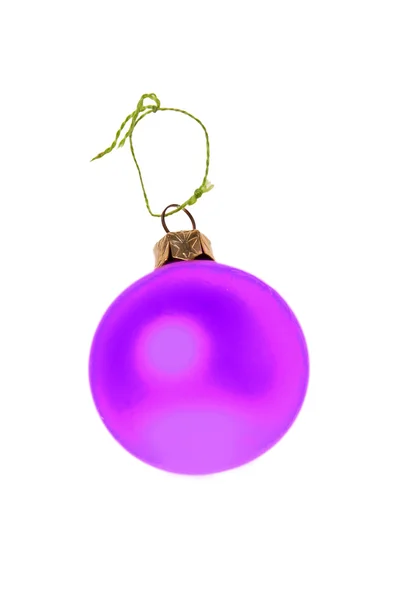 Bola de vidrio púrpura sobre fondo blanco — Foto de Stock