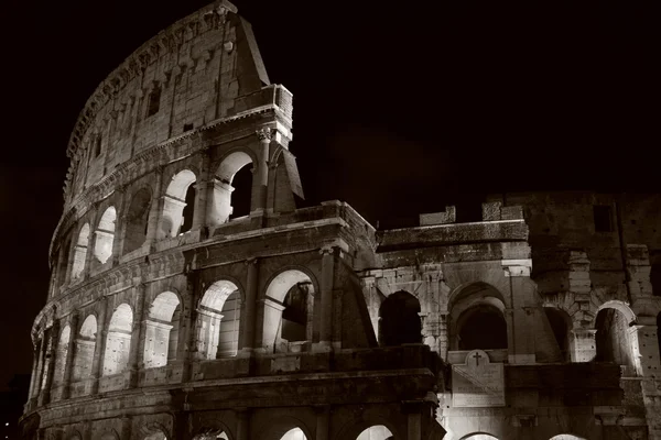 Koloseum v noci v Římě, Itálie — Stock fotografie