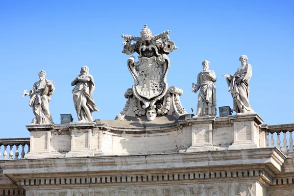 Statues au sommet d'une basilique Saint-Pierre — Photo