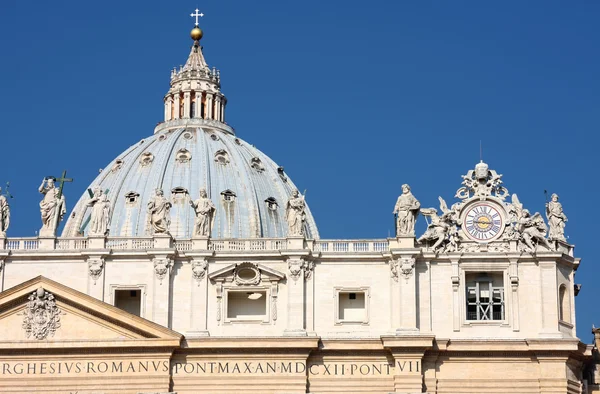 Bir St. Peter's Basilica üzerine heykeller — Stok fotoğraf