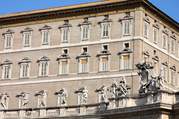 Apostoliska palatset, påvens residense och fönster — Stockfoto