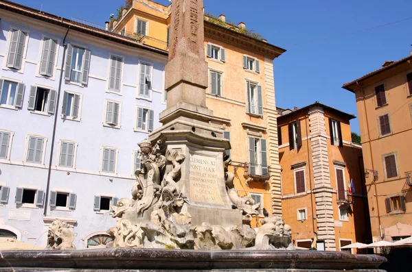 Фонтан на площади Пьяцца делла Ротонда в Риме, Италия — стоковое фото