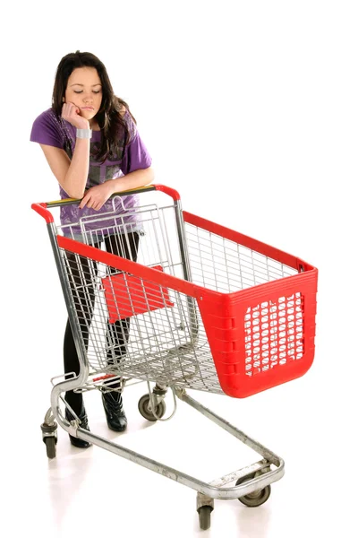 Unglückliches Mädchen mit Einkaufswagen — Stockfoto