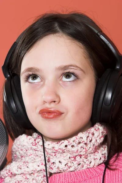 Chica escuchando música en los auriculares —  Fotos de Stock